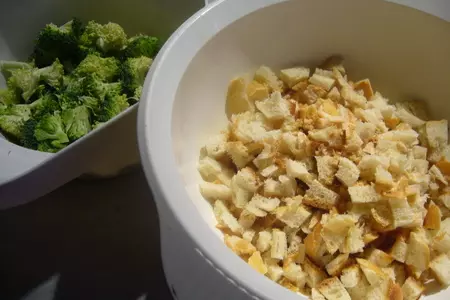 Брокколи-кнедли под соусом с брокколи и шампиньонами: шаг 1