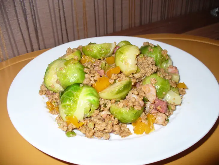Брюссельская капуста с беконом и фаршем: шаг 6