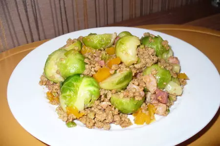 Брюссельская капуста с беконом и фаршем: шаг 6