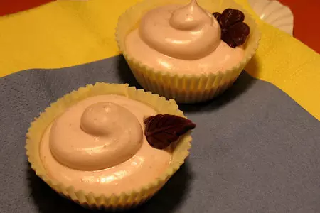 Корзинки из чёрного и белого шоколада с ореховой начинкой и клубнично-зефирным кремом: шаг 3