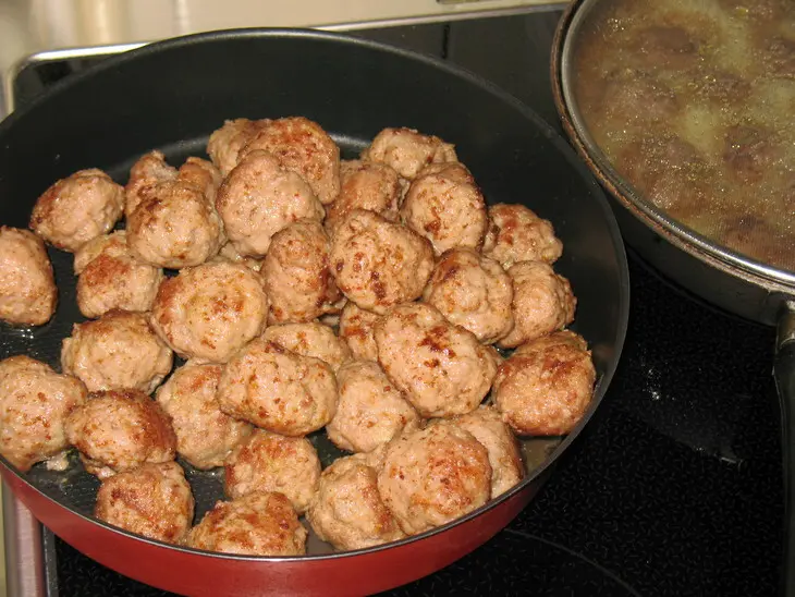 Мясные шарики с рисом и кольраби.: шаг 1