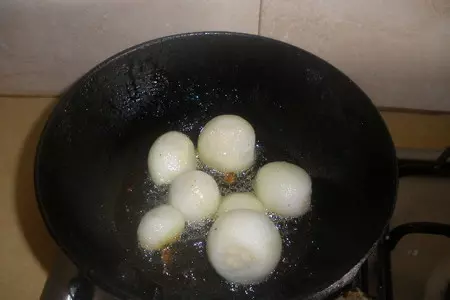 Маленькие луковички, в вине, чесноке  и с пряностями: шаг 1