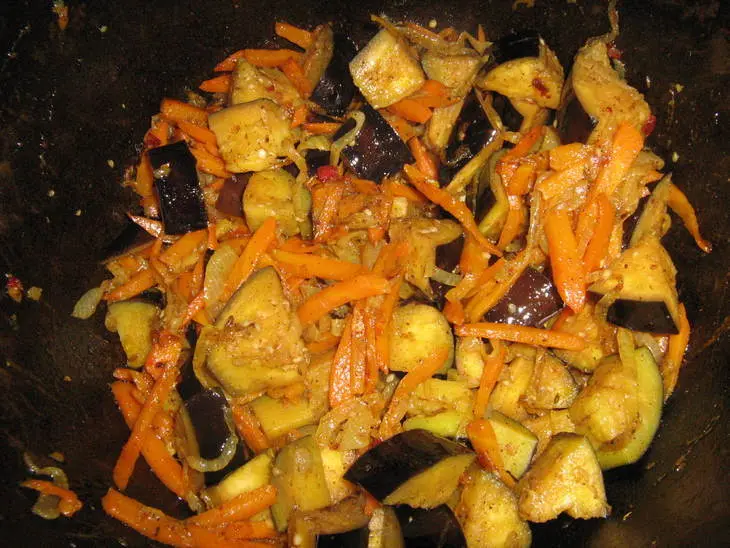 "плов" с баклажанами и куриной грудкой.: шаг 1