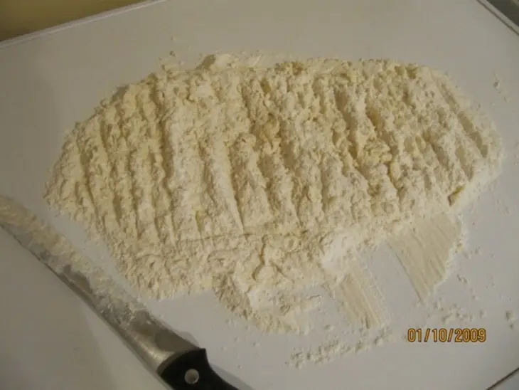 Пироженые из творожного теста с банановым кремом и клубникой: шаг 1