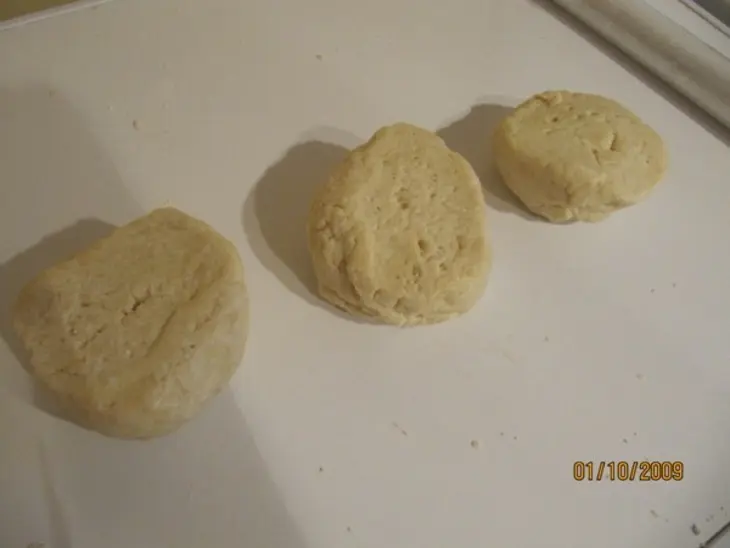 Пироженые из творожного теста с банановым кремом и клубникой: шаг 2