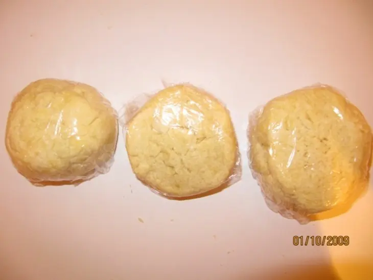 Пироженые из творожного теста с банановым кремом и клубникой: шаг 3