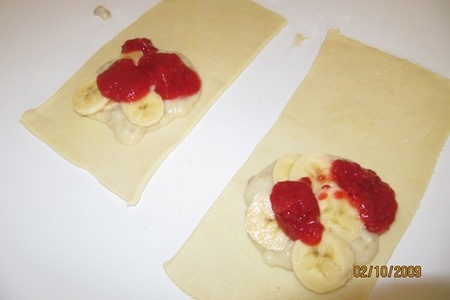 Пироженые из творожного теста с банановым кремом и клубникой(вариант): шаг 5