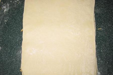 Слоеные сырные завитки с красным перцем: шаг 3