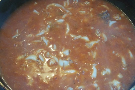 Тушеные кальмары в томатном соусе с яичной лапшой.: шаг 5