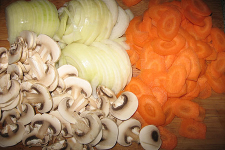 Свинина с грибами под горчичным соусом в горшочке: шаг 2