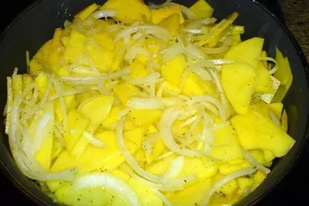 Куриные крылышки под майонезом в духовке с картофелем: шаг 3