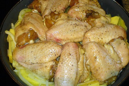 Куриные крылышки под майонезом в духовке с картофелем: шаг 4