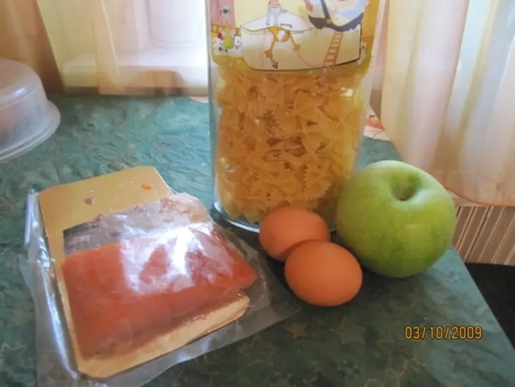 Салат с копченой рыбой и кислым яблоком: шаг 1