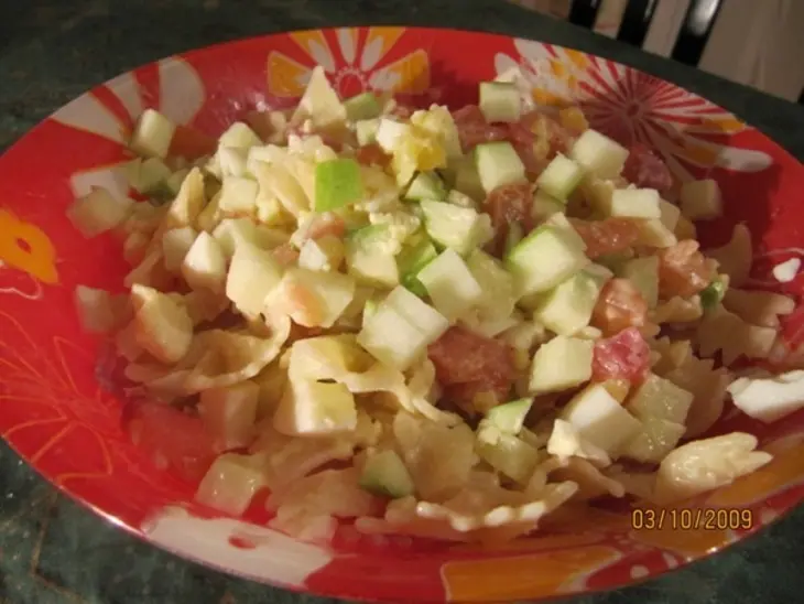 Салат с копченой рыбой и кислым яблоком: шаг 2