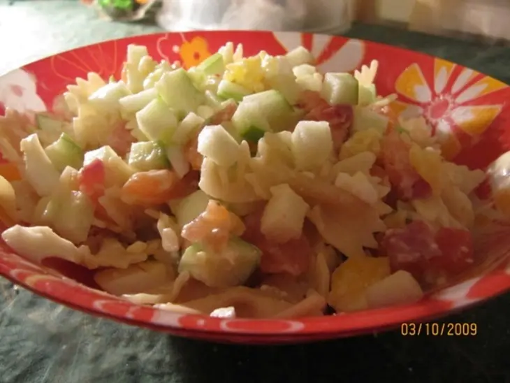 Салат с копченой рыбой и кислым яблоком: шаг 4