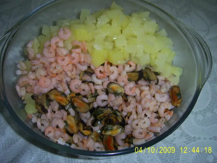 Салат из морепродуктов с авокадо: шаг 1