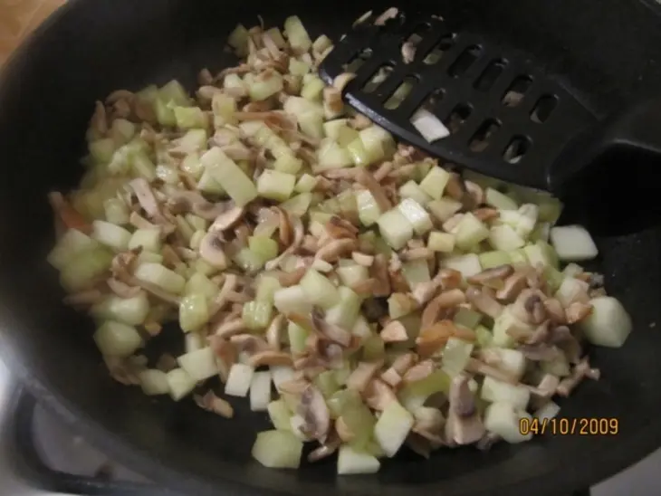 Каннеллони с цуккини, грибами и кедровыми орешками: шаг 1
