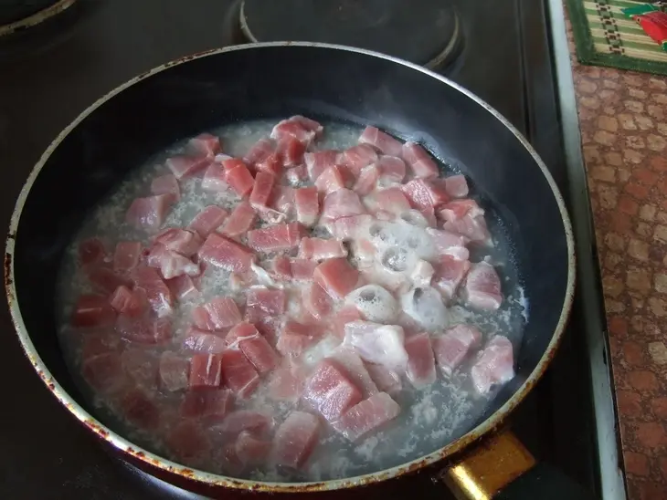 Мясо с макаронами в томатно чесночном соусе: шаг 2