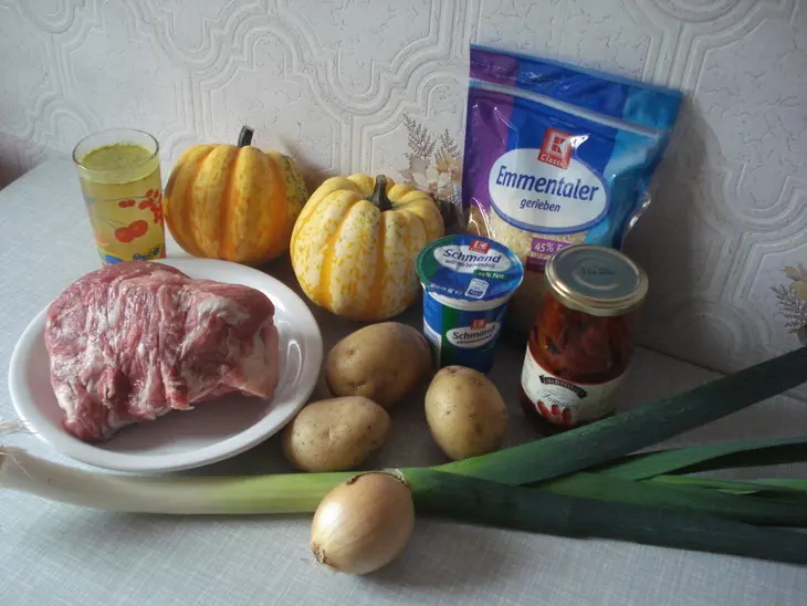 Свиное рагу с картофелем в тыкве под сметанным соусом: шаг 1