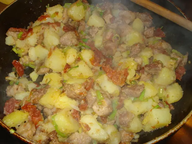 Свиное рагу с картофелем в тыкве под сметанным соусом: шаг 3