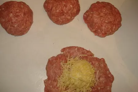 Котлеты с копчёным сыром и соусом из  сладкого перца: шаг 4