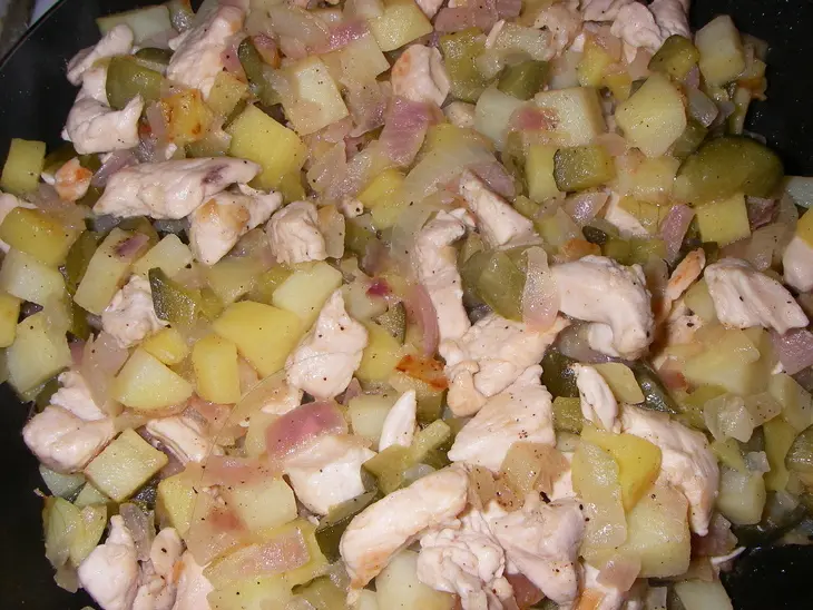 Пирожки с курицей, картофелем и солеными огурчиками.: шаг 2