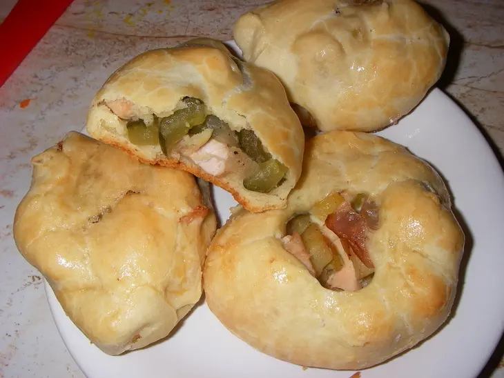 Пирожки с курицей, картофелем и солеными огурчиками.: шаг 5
