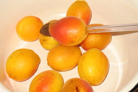 Чизкейк с абрикосами и шоколадно-абрикосовым ганашем.: шаг 1