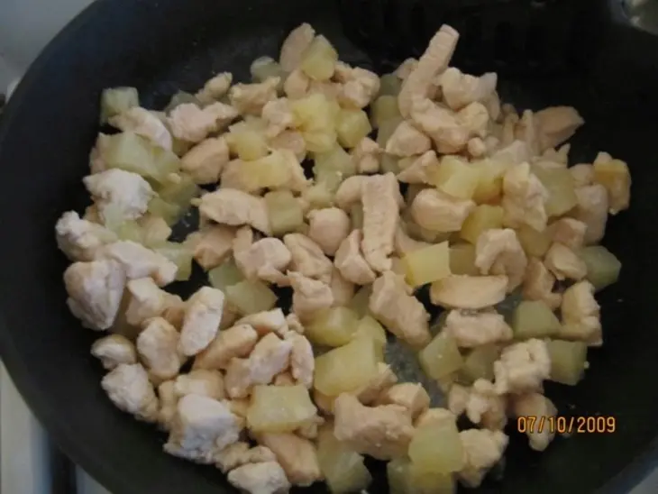 Конкильони(лумакони) с курицей, ананасами и сыром чеддер: шаг 2