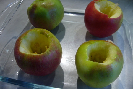 Печеные яблоки с марципаном и клюквой: шаг 1