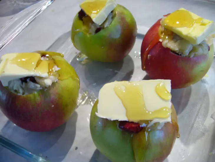 Печеные яблоки с марципаном и клюквой: шаг 4