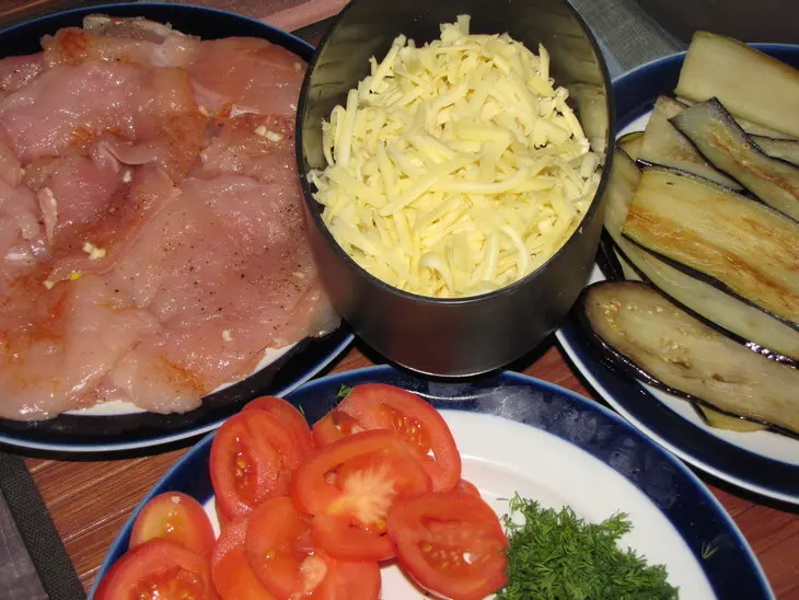 Куриная грудка, запечённая с баклажанами и помидорами: шаг 1