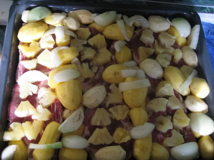 Мясо с ананасами и гарниром: шаг 2