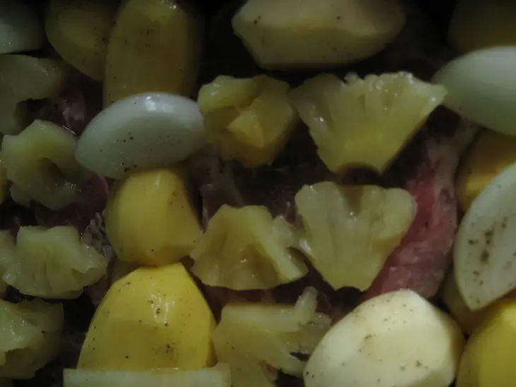 Мясо с ананасами и гарниром: шаг 3