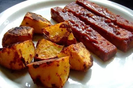 Запеченый картофель с колбасками "барбекю": шаг 1