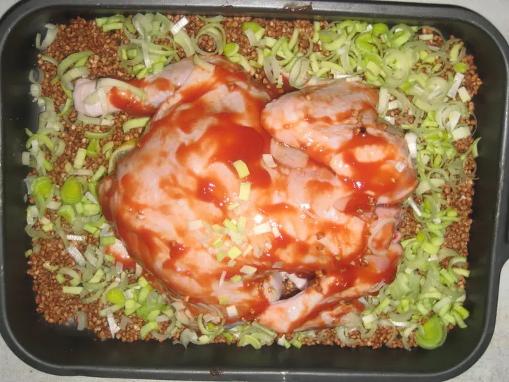Курочка с гречей и луком-пореем из духовки.: шаг 1