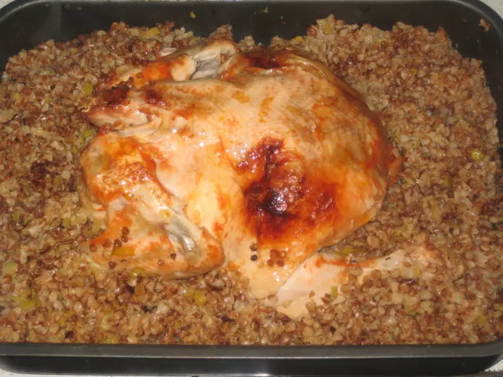 Курочка с гречей и луком-пореем из духовки.: шаг 3