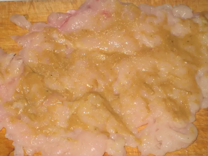 Куриные рулетики с маринованными огурчиками в беконе.: шаг 2