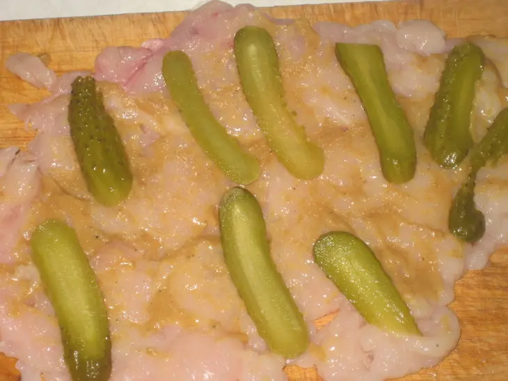 Куриные рулетики с маринованными огурчиками в беконе.: шаг 3