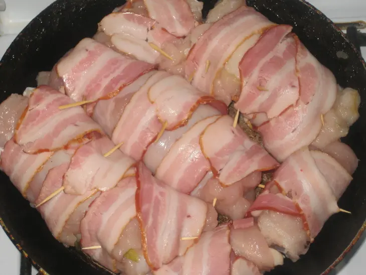 Куриные рулетики с маринованными огурчиками в беконе.: шаг 6