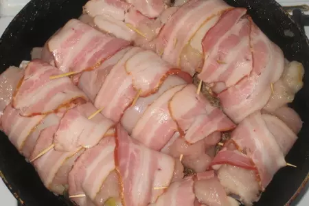 Куриные рулетики с маринованными огурчиками в беконе.: шаг 6
