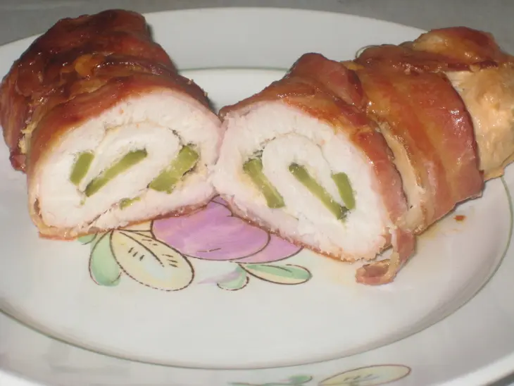 Куриные рулетики с маринованными огурчиками в беконе.: шаг 8