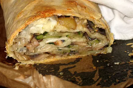 Штрудель с начинкой из шампиньонов,цуккини и картофеля: шаг 8