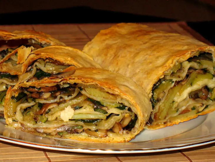 Штрудель с начинкой из шампиньонов,цуккини и картофеля: шаг 9
