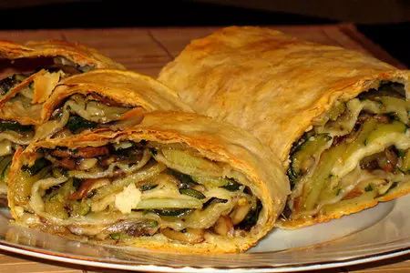 Штрудель с начинкой из шампиньонов,цуккини и картофеля: шаг 9