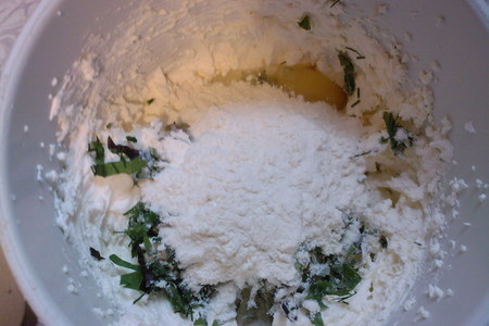 Ленивые вареники с зеленью и сыром: шаг 1