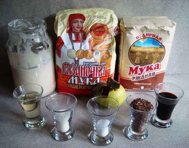 Пшенично-ржаной хлеб на картофельной закваске с семенами льна, сыром, луком и помидорами: шаг 2