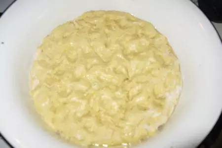 Дрожжевое тесто на кефире и пирожки с яйцом и рисом: шаг 1