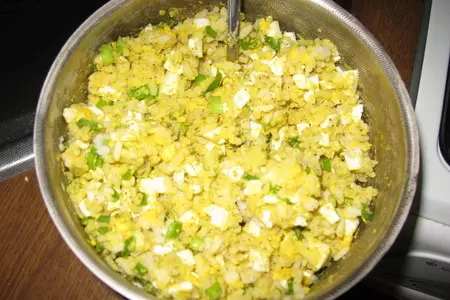 Дрожжевое тесто на кефире и пирожки с яйцом и рисом: шаг 3