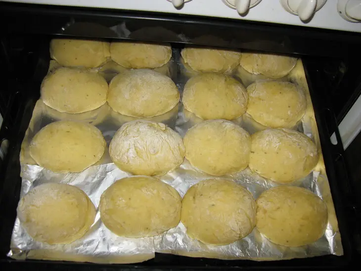 Дрожжевое тесто на кефире и пирожки с яйцом и рисом: шаг 4